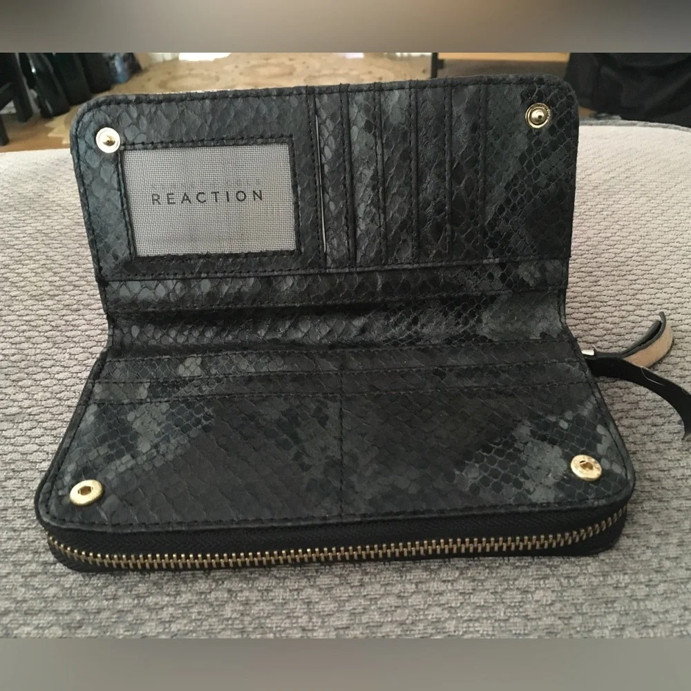 Kenneth Cole Reaction Women's Zip Wallet with Gold Hardware